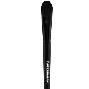 TWEEZERMAN Foundation | Contour Concealer Brush, vegan-friendly NEW Full size